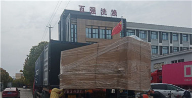 3月28、29日百?gòu)?qiáng)燙平機(jī)、折疊機(jī)等洗滌設(shè)備分別發(fā)貨浙江、出口印度